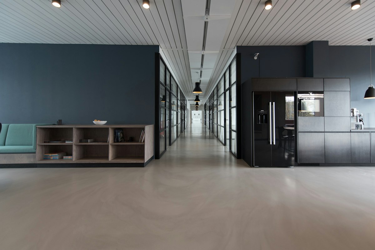 Acoustic-treated glass conference rooms inside the Decinote studio